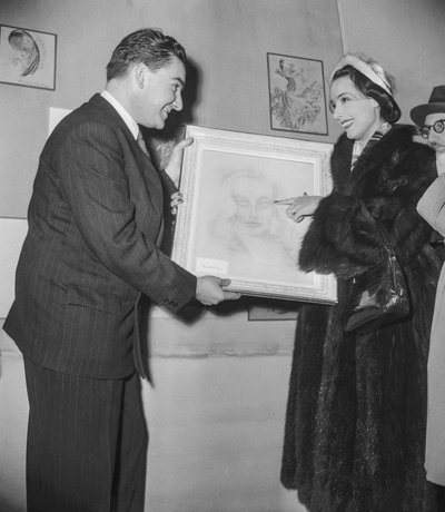 Exposición de arte (obras de arte realizadas por actores), en el Palais des Beaux Arts en París, 16 de diciembre de 1950: la actriz francesa Marcelle Derrien mostrando su lienzo al director de la exposición de Unknown